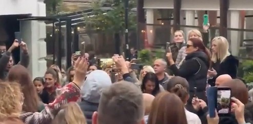 Beograd se oprostio od Halida Bešlića: Ljudi zapevali u Skadarliji u čast legendarnog pevača