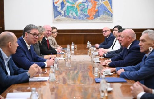 Zdravlje naših građana nam je na prvom mestu: Vučić sa ruskim naučnicima o revolucionarnoj vakcini