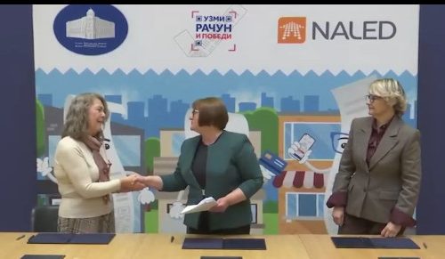 Uručeni ključevi stana i dva automobila dobitnicima nagradne igre "Uzmi račun i pobedi"