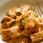 Brzi vikend ručak: Kremasta pasta sa spanaćem i suvim paradajzom, ovo morate probati (RECEPT+VIDEO)