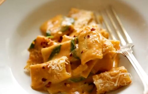 Brzi vikend ručak: Kremasta pasta sa spanaćem i suvim paradajzom, ovo morate probati (RECEPT+VIDEO)