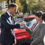 Mali uručio ključeve stana i automobile dobitnicima nagradne igre "Uzmi račun i pobedi“