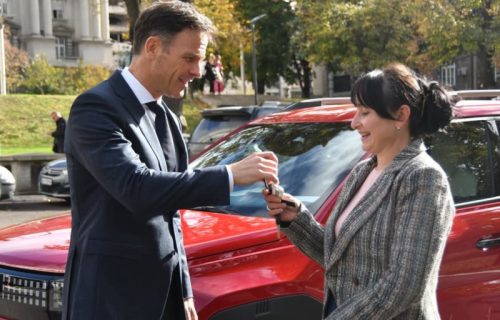 Mali uručio ključeve stana i automobile dobitnicima nagradne igre "Uzmi račun i pobedi“