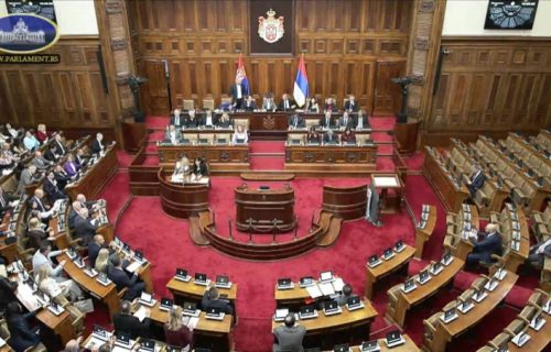 Nastavljena sednica nakon jednočasovne pauze: Poslanici raspravljaju o izbornim zakonima