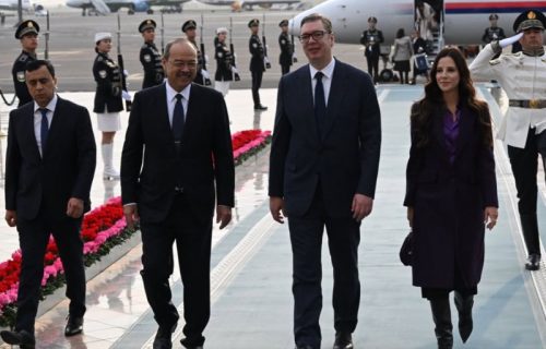 Vučić stigao u Uzbekistan, uz svečani doček: Širom Taškenta poruke dobrodošlice na srpskom jeziku