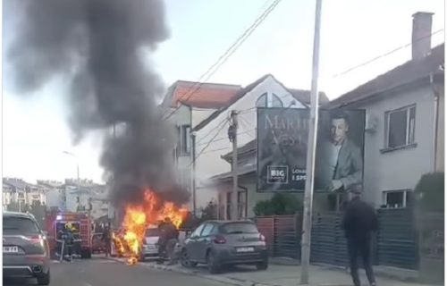 Drama u Kragujevcu: Automobil se nasred ulice pretvorio u buktinju (VIDEO)