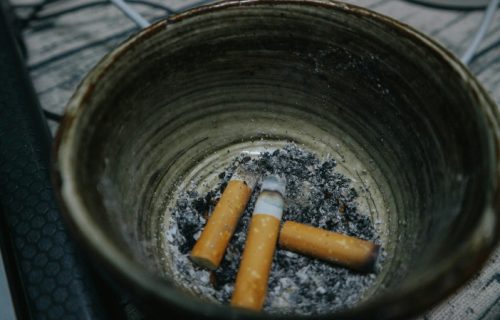 Komšinica zabranila svom prvom susedu da puši u njegovom sopstvenom stanu