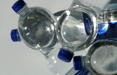 Posle čepa koji se ne skida, plastične flaše će imati još jednu promenu: Izgledaće tamnije i žućkasto