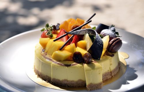 Voćna moćna torta bez pečenja: "Slatkiš" koji se topi u ustima (RECEPT)