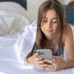 Novi trend generacije Z: “Bed rotting”širi se poput virusa i nosi ozbiljne posledice (VIDEO)