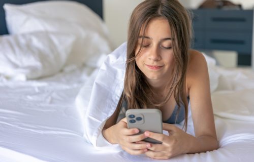 Novi trend generacije Z: “Bed rotting”širi se poput virusa i nosi ozbiljne posledice (VIDEO)