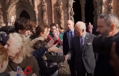 Kralja Čarlsa demonstrant provocirao zbog Epstina: Usledila burna reakcija okupljenih (VIDEO)