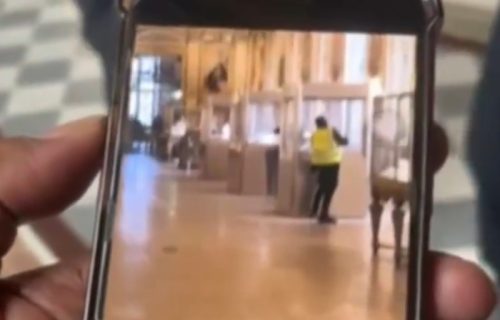 Snimljen jedan od lopova iz Luvra: Opušteno obija vitrinu prerušen u građevinca (VIDEO)