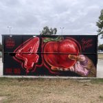 Mural sa crvenom jabukom: Najava koncerta istoimene grupe u Beogradu