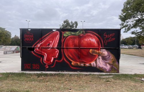 Mural sa crvenom jabukom: Najava koncerta istoimene grupe u Beogradu