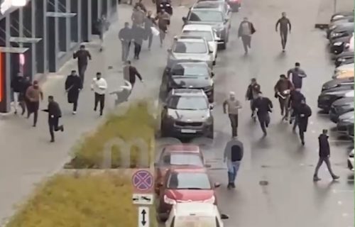 Ludnica u Moskvi: Rulja migranata sa šipkama jurila prolaznike i lupala kola (VIDEO)