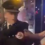 Bizarna tuča ispred paba u Atini: Muškarac u nacističkoj uniformi kriglom razbio studentkinji nos (VIDEO)