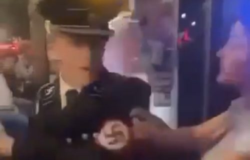Bizarna tuča ispred paba u Atini: Muškarac u nacističkoj uniformi kriglom razbio studentkinji nos (VIDEO)
