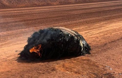 Misteriozni objekat u plamenu pojavio se usred nedođije: Nema tragova kako je tamo dospeo (FOTO)