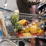 Hrana se više ne sme bacati: Samoposluge su dužne da je doniraju gladnima