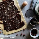 Neodoljiva i "manje grešna" poslastica: Rolat od lisnatog testa sa bananama i zdravim čoko namazom (RECEPT)