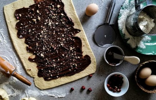 Neodoljiva i "manje grešna" poslastica: Rolat od lisnatog testa sa bananama i zdravim čoko namazom (RECEPT)