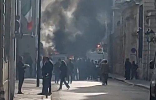 Požar ispred zgrade gde je francuski premijer u ostavci trebao da održi sastanak, čule se i eksplozije