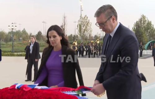 Vučić položio venac na Spomenik nezavisnosti u Taškentu