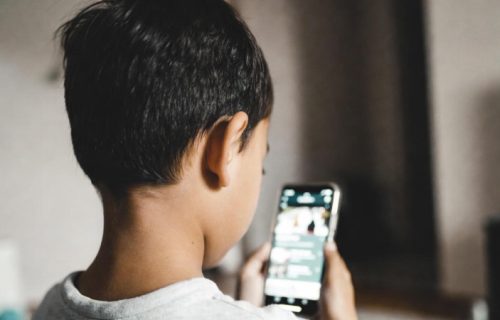 Koliko li su "prazni" Jutjub kanali štetni za decu? Ovi bezazleni programi često promaknu roditeljima