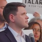 "Pobožni" kandidat za senatora "zaboravio da proveri pozadine" devojaka koje prati na Instagramu