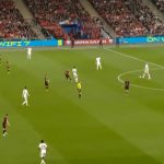Neverovatna situacija: Englez blokirao ulaz na stadionu u Tirani, zaglavio se u vratima (VIDEO)