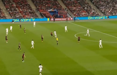 Neverovatna situacija: Englez blokirao ulaz na stadionu u Tirani, zaglavio se u vratima (VIDEO)