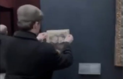 Novi propust u Luvru: TikTokeri izbegli obezbeđenje, prišli Mona Lizi i sproveli svoj plan (VIDEO)