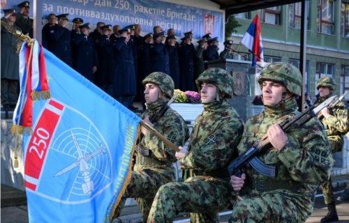 Dan 250. raketne brigade za protivvazduhoplovna dejstva obeležen u kasarni "Banjica" (FOTO)
