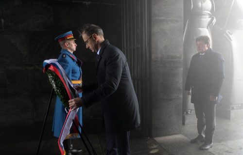Položen venac na Spomenik Neznanom junaku povodom Dana primirja (FOTO)