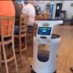 Roboti su već blizu nas: Pogledajte kako robot skuplja tanjire u restoranu u Beču (VIDEO)