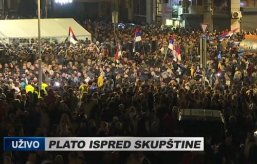 Srbi sa KiM dočekani u Beogradu: Građani se okupili u centru grada, veličnastven skup ispred Skupštine