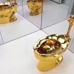 Katelanova zlatna WC šolja "America" ponovo na aukciji: Umetnost, provokacija, luksuz od 6 miliona dolara