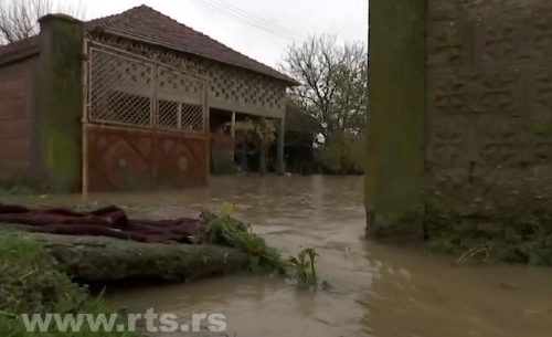 Zemlja natopljena, kiša ne prestaje: Kritično na jugu Srbije, korita reka prepuna, spasioci na terenu