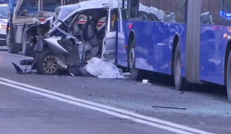 Prve fotografije sa mesta nesreće na Obrenovačkom putu: Automobil potpuno smrskan, poginuo vozač (FOTO)