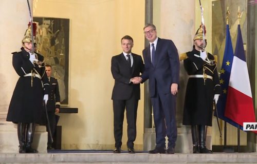 Makron dočekao predsednika Vučića: Svečano ispred Jelisejske palate (VIDEO)