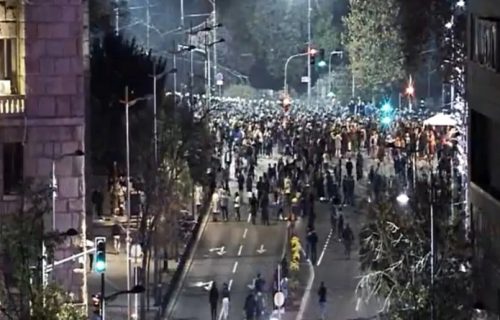 MUP o incidentima ispred Skupštine: Zapaljen šator sa ljudima unutra, ima povređenih policajaca