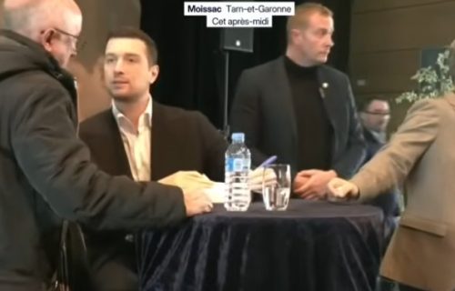 Francuski političar pogođen jajetom u glavu: Incident na promociji knjige, priveden muškarac