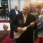 Muzička misija: Maestro Putin svirao "raštimovani" instrument, Lukašenko se smejao (VIDEO)