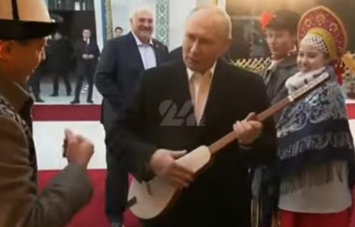 Muzička misija: Maestro Putin svirao "raštimovani" instrument, Lukašenko se smejao (VIDEO)