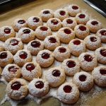 Posni domaći keksi sa puterom od kikirikija i džemom: Mekani, mirisni i gotovi za manje od 30 minuta (RECEPT)