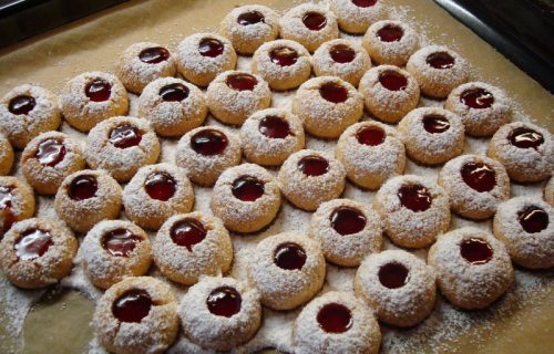 Posni domaći keksi sa puterom od kikirikija i džemom: Mekani, mirisni i gotovi za manje od 30 minuta (RECEPT)