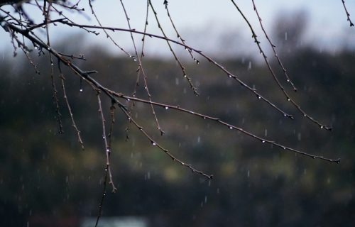 Pred nama još jedan tmuran i hladan dan: Očekuju se povremena kiša i sneg
