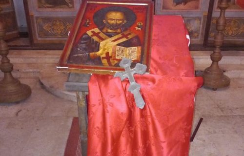 Oskrnavljen hram Svetog Nikolaja u Ulcinju: Inventar razbacan i oštećen na više mesta (FOTO)