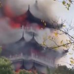 Turista izazvao požar u hramu u Kini: Celu svetinju progutao plamen kada je zapalio sveću (VIDEO)